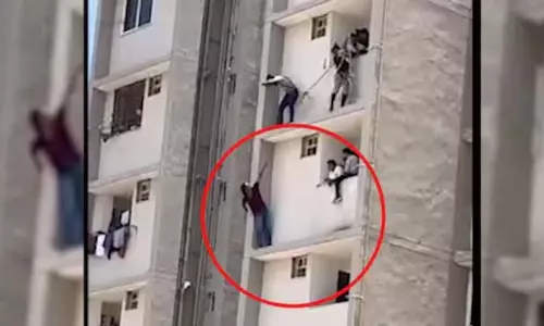 पांचवीं मंजिल पर चढ़ा अपराधी, पुलिस मुठभेड़ का किया लाइवस्ट्रीम पांचवीं मंजिल पर चढ़ा अपराधी, पुलिस मुठभेड़ का किया लाइवस्ट्रीम