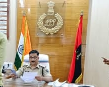 3 लाख का इनामी नक्सली एरिया कमांडर रावण कोड़ा ने किया SP के समक्ष आत्मसमर्पण