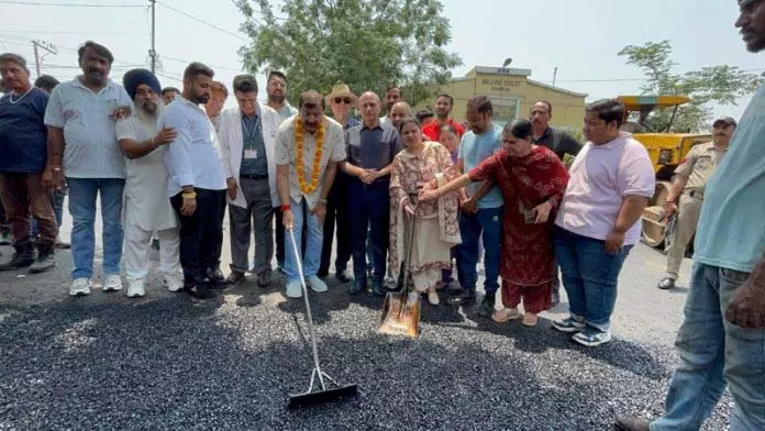अरविंद ने GMC बख्शी नगर में ब्लैकटॉपिंग का काम शुरू किया अरविंद ने GMC बख्शी नगर में ब्लैकटॉपिंग का काम शुरू किया