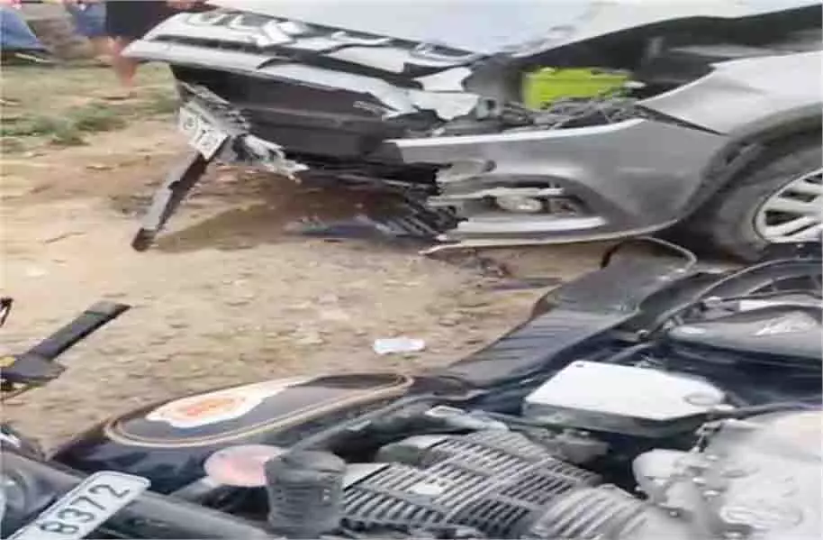 Himachal Pradesh: कार और बाइक की टक्कर, बाइक सवार घायल Himachal Pradesh: कार और बाइक की टक्कर, बाइक सवार घायल