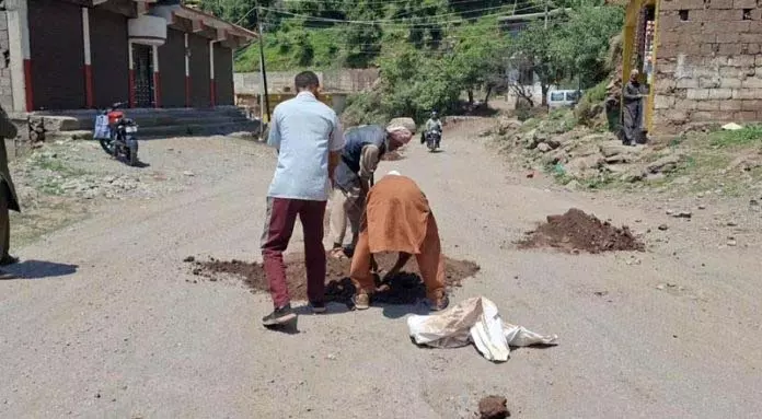 Mandi रोड पर गड्ढे भरने के लिए मिट्टी का इस्तेमाल किया जा रहा Mandi रोड पर गड्ढे भरने के लिए मिट्टी का इस्तेमाल किया जा रहा