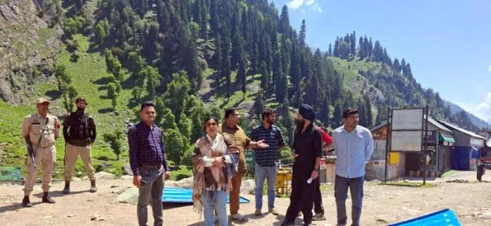 JAMMU: ग्रामीण स्वच्छता महानिदेशक ने चंदनवारी, नुनवान आधार शिविरों का दौरा किया JAMMU: ग्रामीण स्वच्छता महानिदेशक ने चंदनवारी, नुनवान आधार शिविरों का दौरा किया