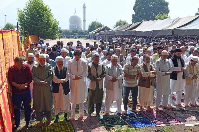 Kashmir में ईद धार्मिक उत्साह के साथ मनाई गई Kashmir में ईद धार्मिक उत्साह के साथ मनाई गई
