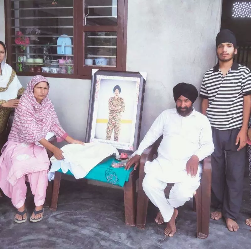 दाह संस्कार के तीन सप्ताह बाद भी परिवार ने Agniveer की अस्थियों को विसर्जित करने से किया इनकार दाह संस्कार के तीन सप्ताह बाद भी परिवार ने Agniveer की अस्थियों को विसर्जित करने से किया इनकार