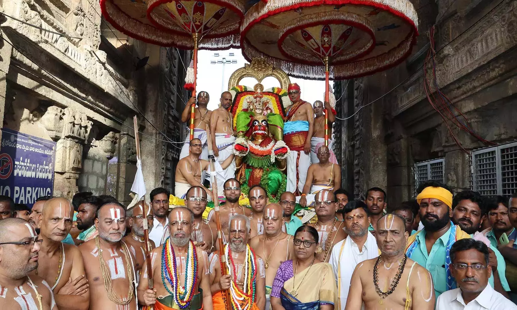 AP: अप्पालयगुंटा मंदिर में ध्वजारोहणम के साथ वार्षिक उत्सव शुरू हुआ AP: अप्पालयगुंटा मंदिर में ध्वजारोहणम के साथ वार्षिक उत्सव शुरू हुआ