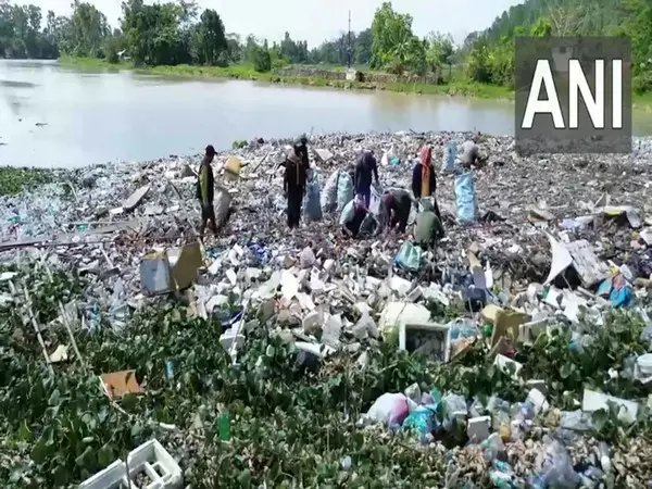 Bishnupur में बाढ़ के बाद के कचरे से निपटने के लिए अधिकारियों और निवासियों ने हाथ मिलाया Bishnupur में बाढ़ के बाद के कचरे से निपटने के लिए अधिकारियों और निवासियों ने हाथ मिलाया