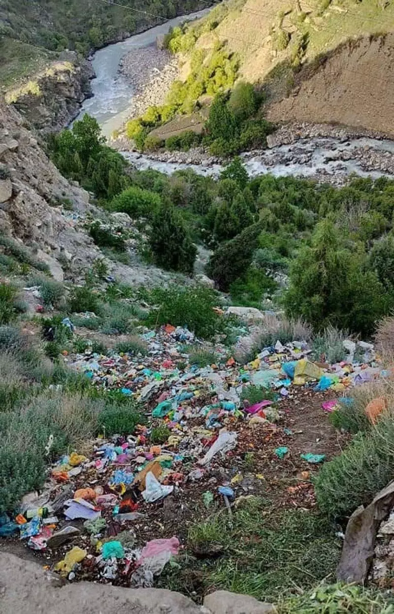Lahaul के पर्यटक स्थलों पर कूड़े से पारिस्थितिकी तंत्र को खतरा Lahaul के पर्यटक स्थलों पर कूड़े से पारिस्थितिकी तंत्र को खतरा