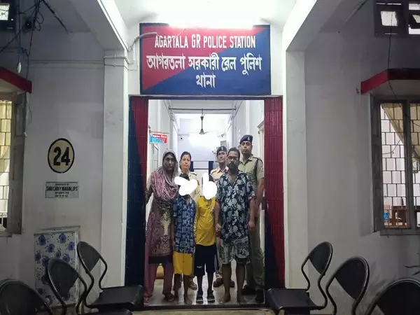 Agartala Railway Station पर चार अवैध बांग्लादेशी नागरिकों को हिरासत में लिया गया Agartala Railway Station पर चार अवैध बांग्लादेशी नागरिकों को हिरासत में लिया गया