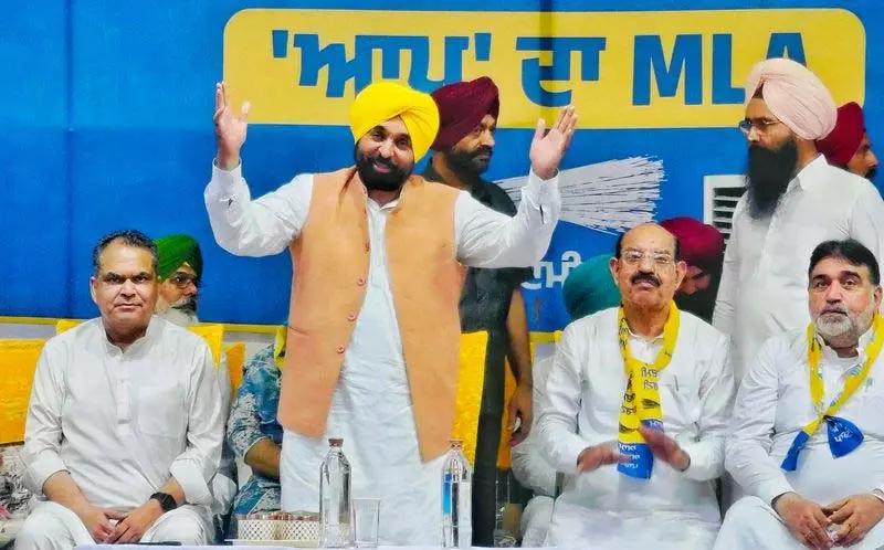 CM Mann ने जवाहर नगर कैंप में अरोड़ा के लिए मांगा समर्थन CM Mann ने जवाहर नगर कैंप में अरोड़ा के लिए मांगा समर्थन