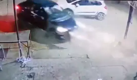 विंध्यवासिनी मंदिर के सामने कार का तांडव, वीडियो सामने आया विंध्यवासिनी मंदिर के सामने कार का तांडव, वीडियो सामने आया