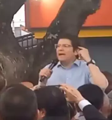 LIVE वीडियो: राष्ट्रपति पद के उम्मीदवार को रैली में मारी गई गोली, किशोर गिरफ्तार LIVE वीडियो: राष्ट्रपति पद के उम्मीदवार को रैली में मारी गई गोली, किशोर गिरफ्तार