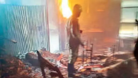 Indore : सेनेटरी शोरूम में आग लगने से लाखों का सेनेटरी सामान और एयर कूलर जलकर खाक Indore : सेनेटरी शोरूम में आग लगने से लाखों का सेनेटरी सामान और एयर कूलर जलकर खाक