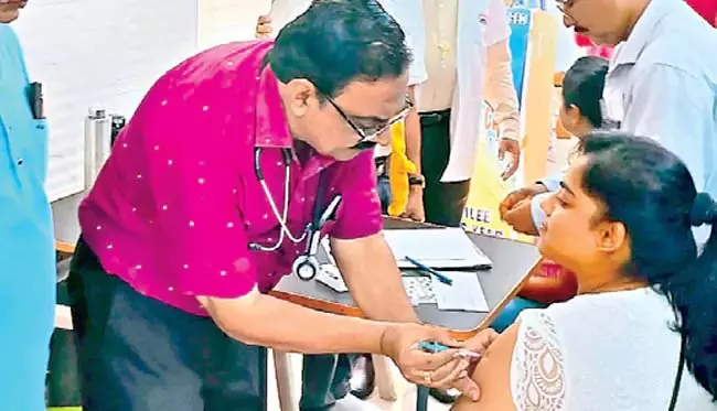 Odisha : 107 लोगों को निःशुल्क गर्भाशय-ग्रीवा कैंसर के टीके लगाए गए Odisha : 107 लोगों को निःशुल्क गर्भाशय-ग्रीवा कैंसर के टीके लगाए गए