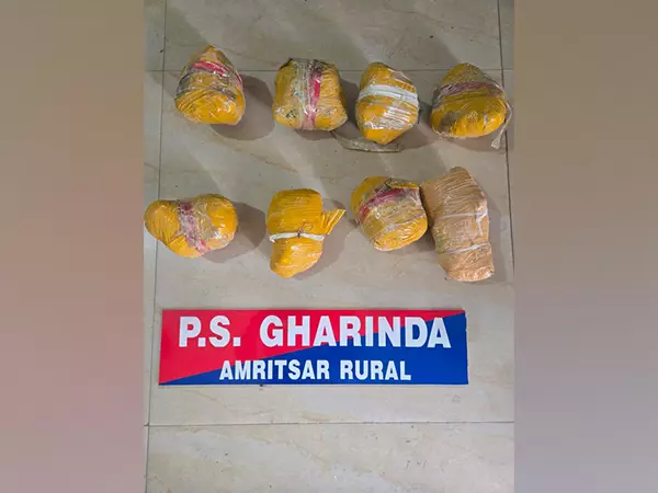 Amritsar Rural Police ने दो प्रमुख ड्रग तस्करों को गिरफ्तार किया, 6 किलोग्राम हेरोइन बरामद Amritsar Rural Police ने दो प्रमुख ड्रग तस्करों को गिरफ्तार किया, 6 किलोग्राम हेरोइन बरामद