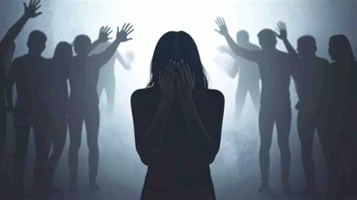 विवाहित महिला से सामूहिक बलात्कार के आरोप में दो युवक गिरफ्तार विवाहित महिला से सामूहिक बलात्कार के आरोप में दो युवक गिरफ्तार