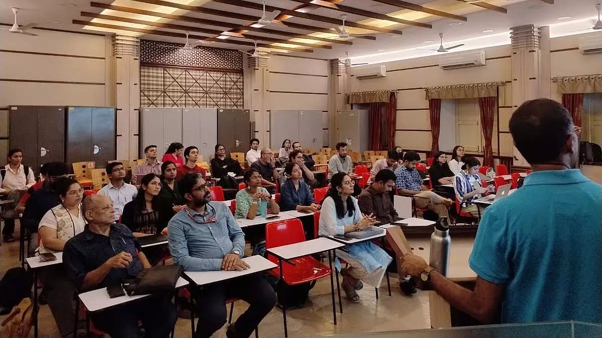 Mumbai : कांच की इमारतें, घनी आबादी वाली झुग्गी-झोपड़ियाँ और हवाई अड्डे शहरी गर्मी के मुख्य कारण Mumbai : कांच की इमारतें, घनी आबादी वाली झुग्गी-झोपड़ियाँ और हवाई अड्डे शहरी गर्मी के मुख्य कारण