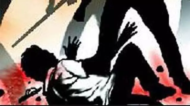 लड़कियों को अश्लील संदेश भेजने के आरोप में तीन लड़कों को खंभे से बांधकर बुरी तरह पीटा गया लड़कियों को अश्लील संदेश भेजने के आरोप में तीन लड़कों को खंभे से बांधकर बुरी तरह पीटा गया