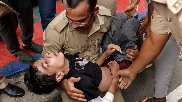 बेंगलुरु भगदड़ मामला: CID ने जांच शुरू की, चार गिरफ्तार, जल्द ही हिरासत में लिए जाएंगे बेंगलुरु भगदड़ मामला: CID ने जांच शुरू की, चार गिरफ्तार, जल्द ही हिरासत में लिए जाएंगे