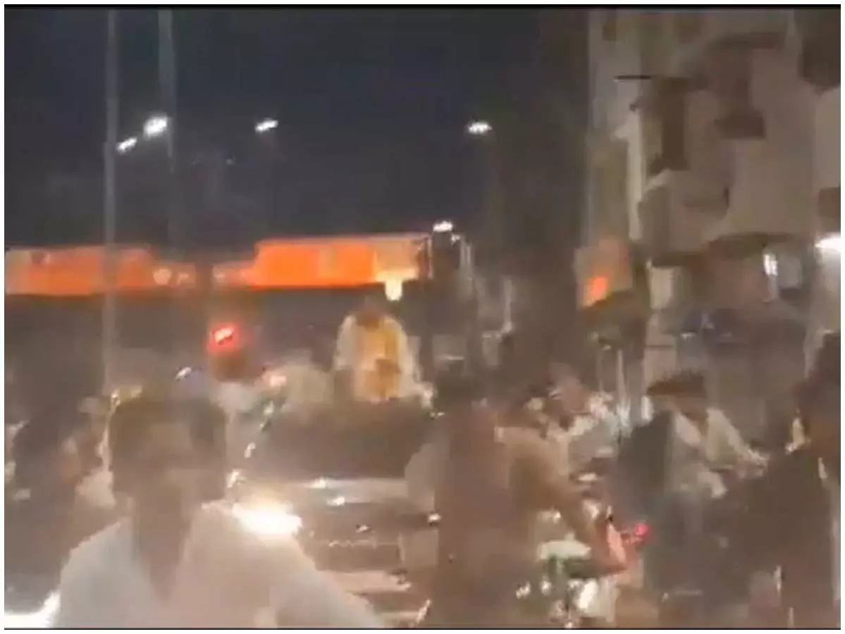 युवक को जमानत पर रिहा करने का आदेश मिला तो सड़क पर शक्ति प्रदर्शन, फिर गिरफ्तार युवक को जमानत पर रिहा करने का आदेश मिला तो सड़क पर शक्ति प्रदर्शन, फिर गिरफ्तार