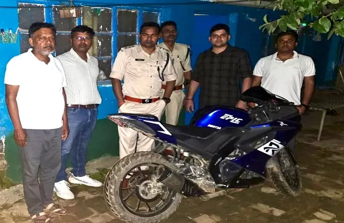 Ranchi: फ्लाईओवर पर जानलेवा स्टंट, आरोपी युवक फरार, जांच में जुटी पुलिस Ranchi: फ्लाईओवर पर जानलेवा स्टंट, आरोपी युवक फरार, जांच में जुटी पुलिस
