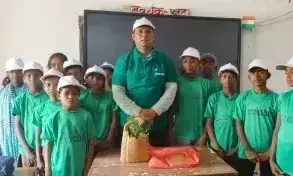 Ballia: हर दिन एक पौधा लगाकर पर्यावरण को समर्पित जीवन जी रहे हैं शिक्षक शैलेन्द्र यादव Ballia: हर दिन एक पौधा लगाकर पर्यावरण को समर्पित जीवन जी रहे हैं शिक्षक शैलेन्द्र यादव
