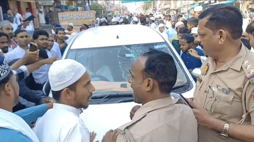 Chandauli: बकरीद की नमाज के दौरान नमाजी की कार का शीशा तोड़ा Chandauli: बकरीद की नमाज के दौरान नमाजी की कार का शीशा तोड़ा