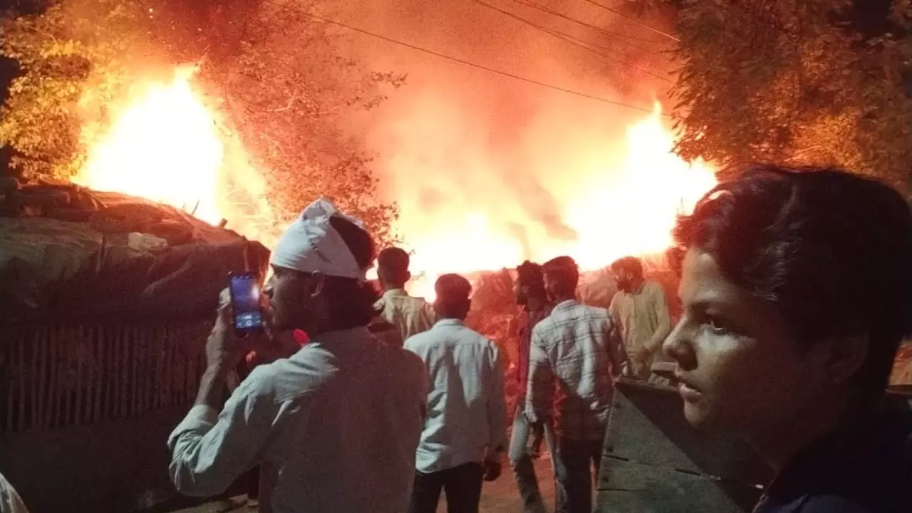 Prayagraj: करेली में भीषण आग, रसूलपुर कब्रिस्तान के पास झुग्गियां जलकर राख Prayagraj: करेली में भीषण आग, रसूलपुर कब्रिस्तान के पास झुग्गियां जलकर राख