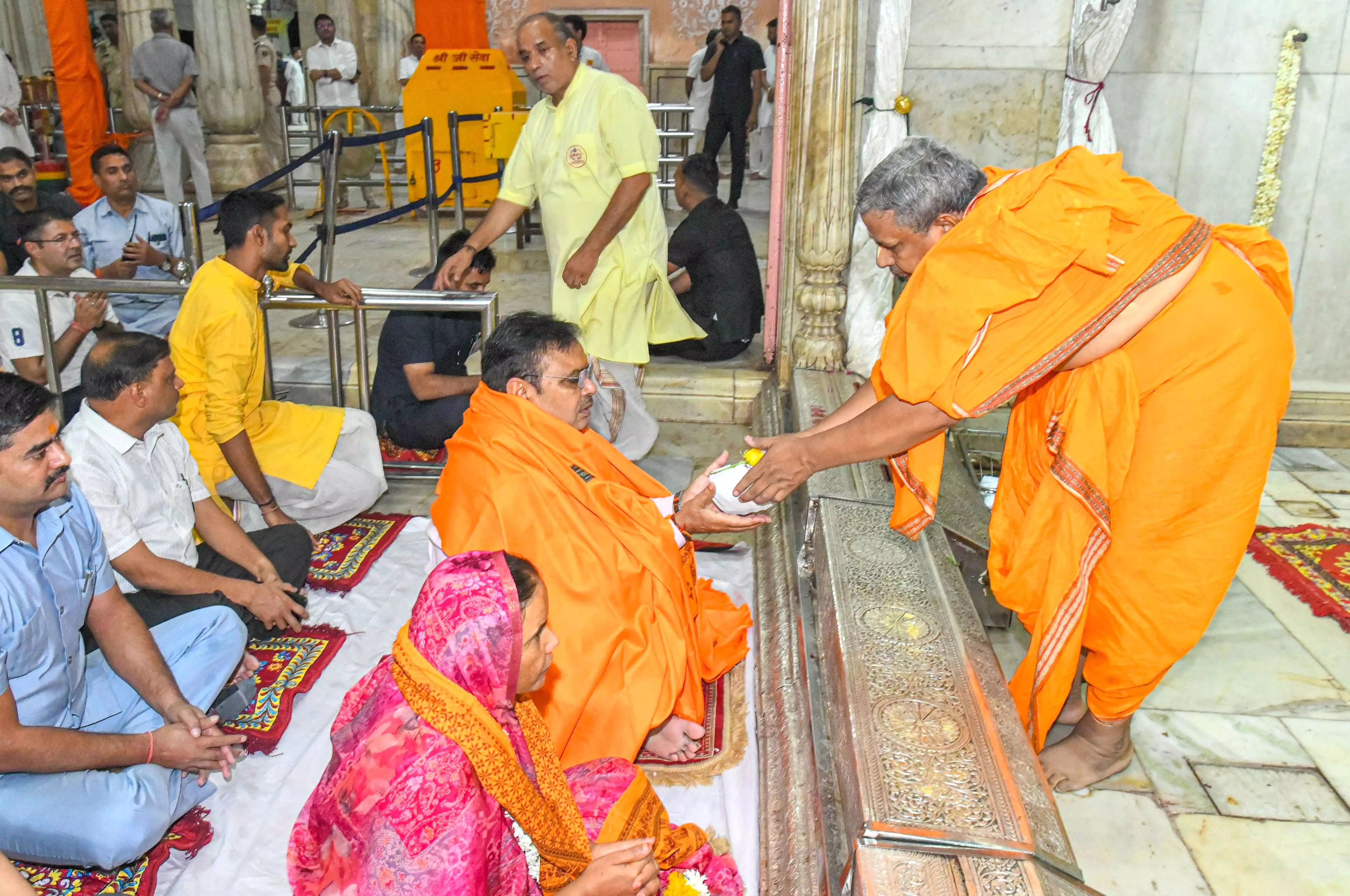 Jaipur: मुख्यमंत्री भजनलाल शर्मा ने सपत्नीक गोविन्द देव जी मंदिर में दर्शन Jaipur: मुख्यमंत्री भजनलाल शर्मा ने सपत्नीक गोविन्द देव जी मंदिर में दर्शन