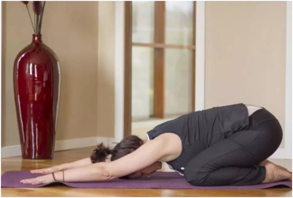 Yoga: काम के तनाव के कारण मन की एकाग्रता कम हो रही है तो नियमित करें बालासन Yoga: काम के तनाव के कारण मन की एकाग्रता कम हो रही है तो नियमित करें बालासन