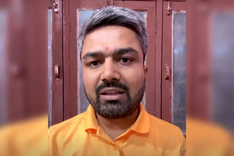 बिहार चुनाव से पहले मनीष कश्यप ने भाजपा छोड़ी, कहा- मैं अब भाजपा में नहीं हूं बिहार चुनाव से पहले मनीष कश्यप ने भाजपा छोड़ी, कहा- मैं अब भाजपा में नहीं हूं