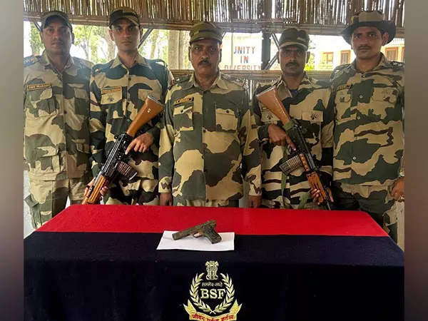 अमृतसर सीमा के पास BSF ने पिस्तौल जब्त की अमृतसर सीमा के पास BSF ने पिस्तौल जब्त की