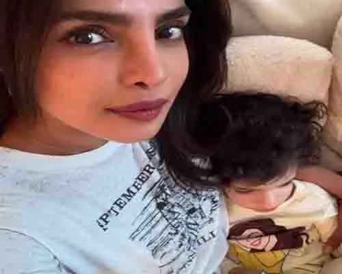 Priyanka Chopra की बेटी ने शानदार तरीके से मेकअप किया और अपने छोटे-छोटे नाखूनों को रंगा Priyanka Chopra की बेटी ने शानदार तरीके से मेकअप किया और अपने छोटे-छोटे नाखूनों को रंगा