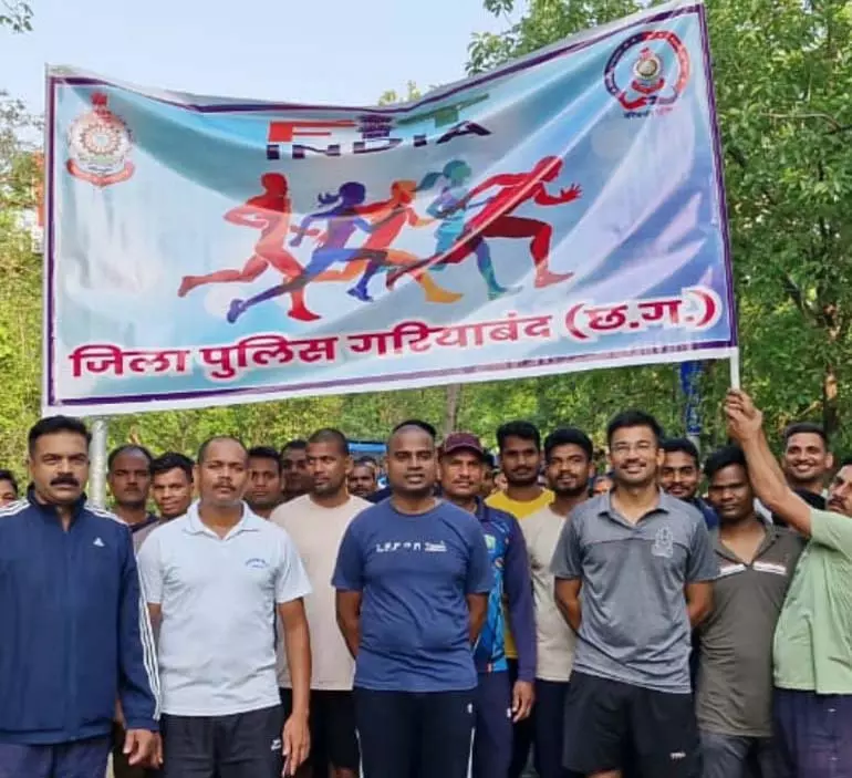 एसपी ने दौड़ लगाकर फिट और हेल्दी रहने का दिया संदेश एसपी ने दौड़ लगाकर फिट और हेल्दी रहने का दिया संदेश