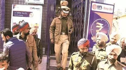 Punjab : 70 लाख का सोना-चांदी उड़ाया, CCTV में कैद हुए लुटेरे Punjab : 70 लाख का सोना-चांदी उड़ाया, CCTV में कैद हुए लुटेरे