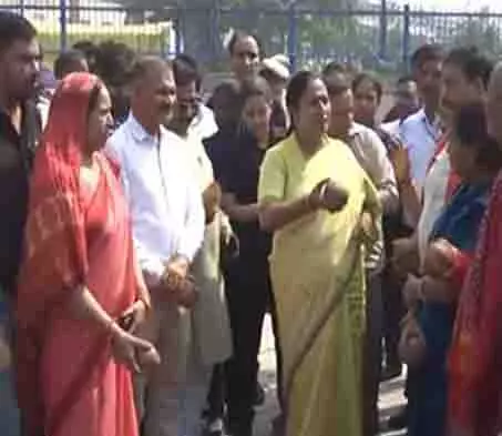 दिल्ली की CM रेखा गुप्ता ने हैदरपुर में जन सेवा शिविर के निर्माण कार्य का किया उद्घाटन दिल्ली की CM रेखा गुप्ता ने हैदरपुर में जन सेवा शिविर के निर्माण कार्य का किया उद्घाटन