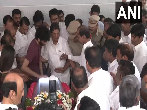 तेलंगाना पूर्व मुख्यमंत्री और अन्य ने BRS विधायक मगंती गोपीनाथ को श्रद्धांजलि दी तेलंगाना पूर्व मुख्यमंत्री और अन्य ने BRS विधायक मगंती गोपीनाथ को श्रद्धांजलि दी
