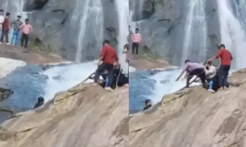 सेल्फी लेते समय झरने में गिरे युवक को स्थानीय लोगों ने बहादुरी से बचाया सेल्फी लेते समय झरने में गिरे युवक को स्थानीय लोगों ने बहादुरी से बचाया