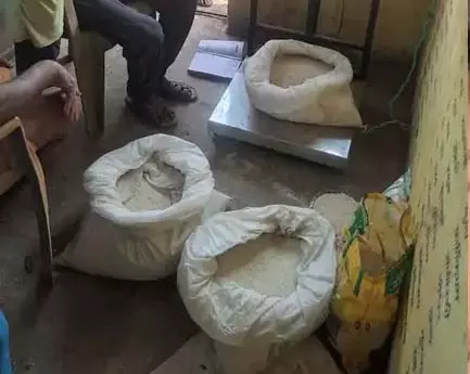 राशन दुकान से सामान गायब कर सरकार को लगाया 8 लाख का चूना, FIR दर्ज राशन दुकान से सामान गायब कर सरकार को लगाया 8 लाख का चूना, FIR दर्ज