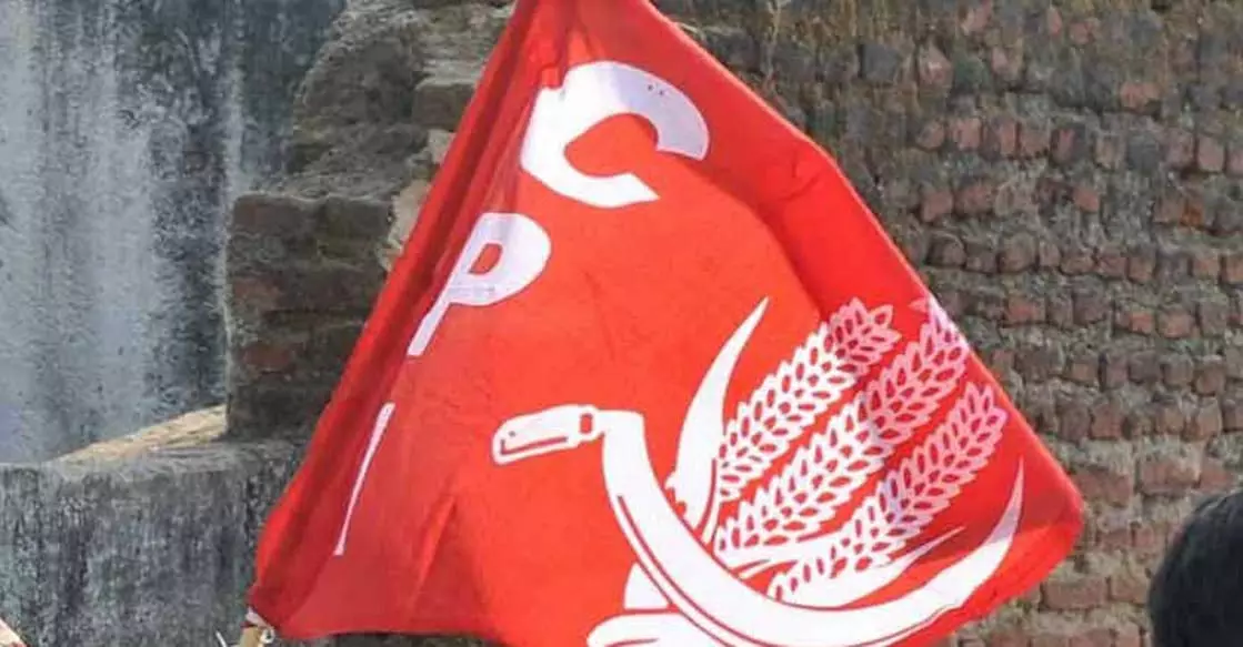CPI ने राजभवन में आरएसएस शैली वाली भारत माता की छवि के खिलाफ विरोध प्रदर्शन किया CPI ने राजभवन में आरएसएस शैली वाली भारत माता की छवि के खिलाफ विरोध प्रदर्शन किया