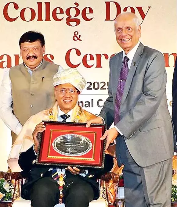डॉ. रघुराम को KMC विशिष्ट पूर्व छात्र पुरस्कार मिला डॉ. रघुराम को KMC विशिष्ट पूर्व छात्र पुरस्कार मिला