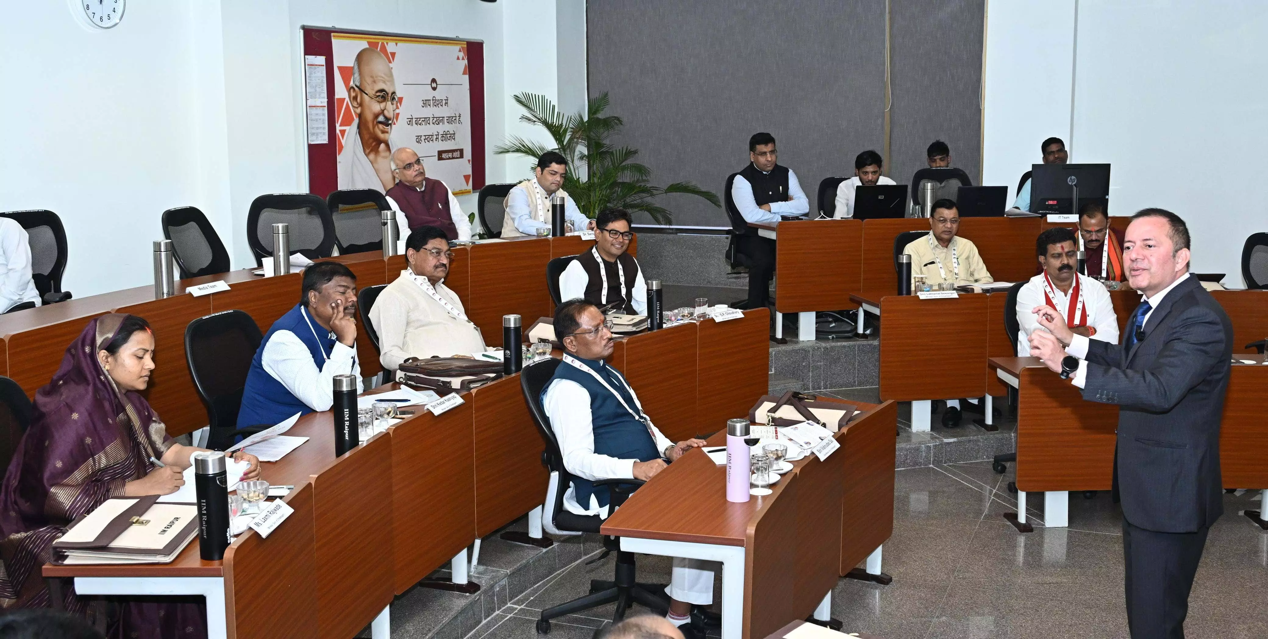 आईआईएम रायपुर में मंत्रियों ने सीखी सुशासन और नेतृत्व की बारीकियां आईआईएम रायपुर में मंत्रियों ने सीखी सुशासन और नेतृत्व की बारीकियां