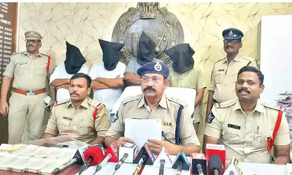 नौकरी घोटाले का भंडाफोड़: 4 गिरफ्तार, 6 लाख रुपये बरामद नौकरी घोटाले का भंडाफोड़: 4 गिरफ्तार, 6 लाख रुपये बरामद