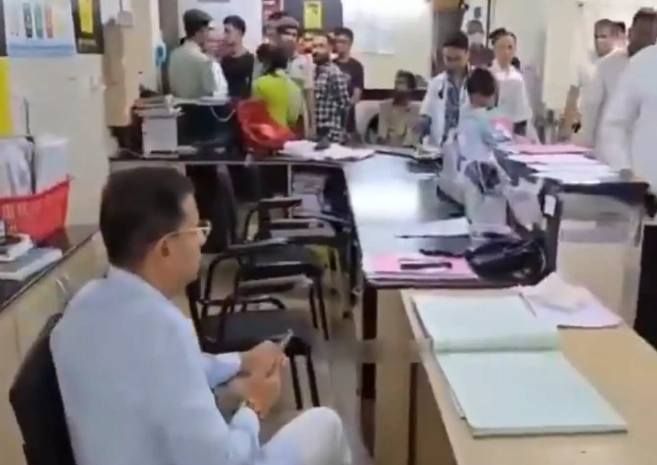 BIG BREAKING: भड़के स्वास्थ्य मंत्री, तुरंत सस्पेंड करने का दिया आदेश, VIDEO BIG BREAKING: भड़के स्वास्थ्य मंत्री, तुरंत सस्पेंड करने का दिया आदेश, VIDEO