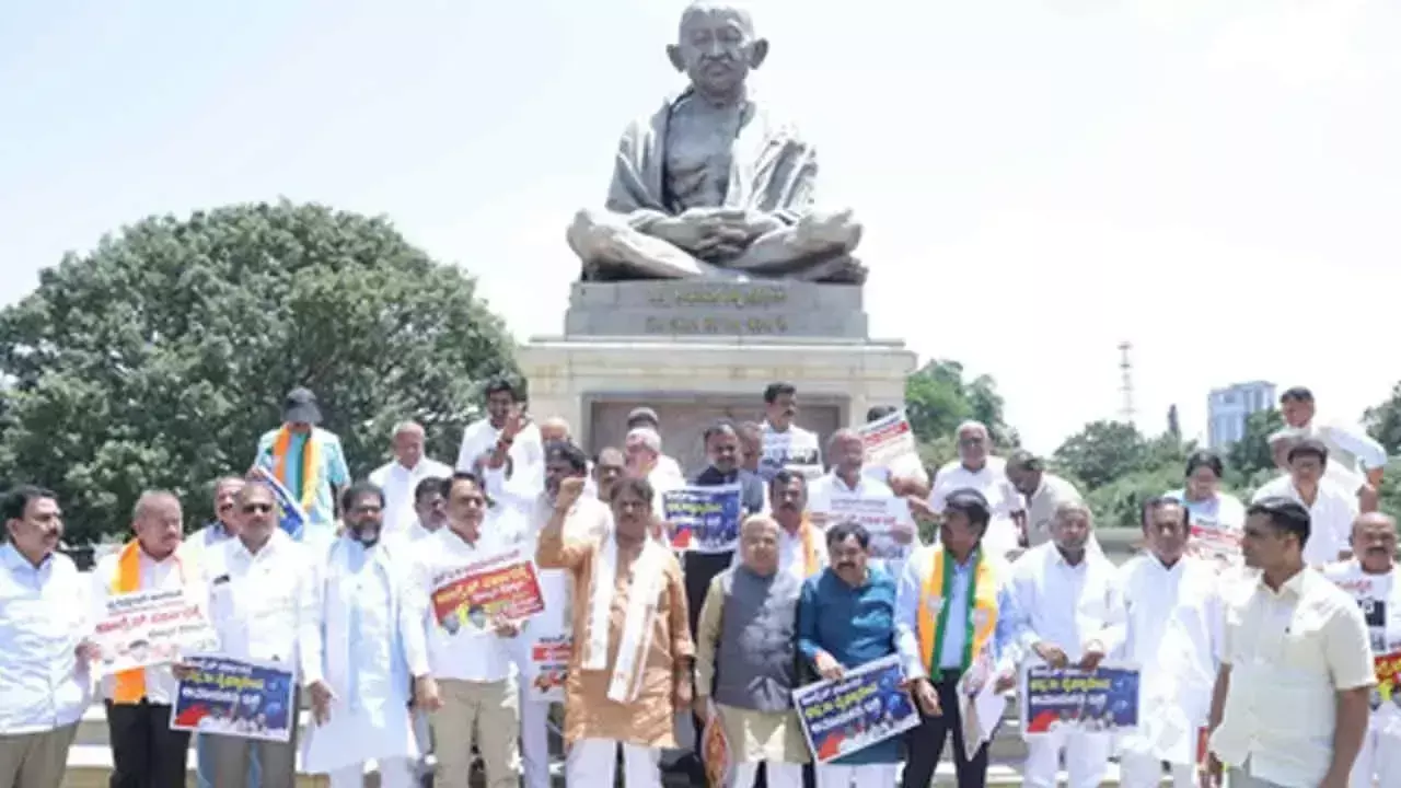 Karnataka भाजपा ने विधान सौध में राज्य सरकार के खिलाफ विरोध प्रदर्शन किया Karnataka भाजपा ने विधान सौध में राज्य सरकार के खिलाफ विरोध प्रदर्शन किया