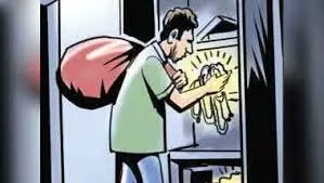 घर सूना देख चोरों ने उड़ाए लाखों के गहने और नकदी घर सूना देख चोरों ने उड़ाए लाखों के गहने और नकदी