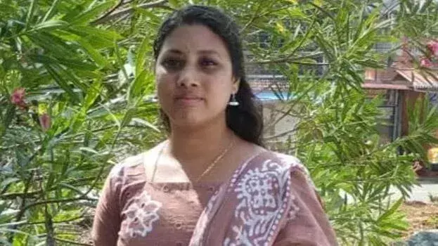 KERALA: त्रिशूर में घर में मृत मिली महिला, पति पर गला घोंटकर हत्या करने का संदेह KERALA: त्रिशूर में घर में मृत मिली महिला, पति पर गला घोंटकर हत्या करने का संदेह