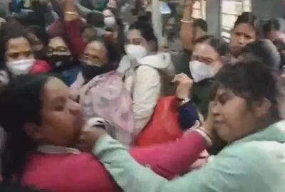 कार टकराने पर बवाल, महिलाओं ने घर में घुसकर की मारपीट कार टकराने पर बवाल, महिलाओं ने घर में घुसकर की मारपीट