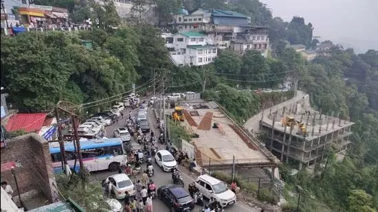 Mussoorie : ट्रैफिक जाम, पर्यटकों और स्थानीय लोगों को घंटों देरी Mussoorie : ट्रैफिक जाम, पर्यटकों और स्थानीय लोगों को घंटों देरी