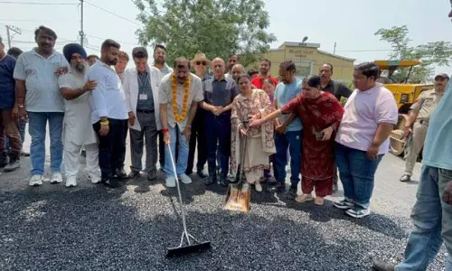 अरविंद ने GMC बख्शी नगर में ब्लैकटॉपिंग का काम शुरू किया अरविंद ने GMC बख्शी नगर में ब्लैकटॉपिंग का काम शुरू किया