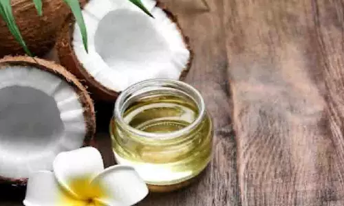 Skin Care: नारियल तेल से गर्मियों में पाएं प्राकृतिक निखार, नहाने से पहले अपनाएं ये 5 कारगर तरीके Skin Care: नारियल तेल से गर्मियों में पाएं प्राकृतिक निखार, नहाने से पहले अपनाएं ये 5 कारगर तरीके